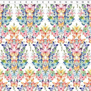 Puede incluir: Patrón repetitivo de mariposas de acuarela en tonos rosa, naranja, amarillo, azul y morado. Las mariposas están dispuestas con follaje verde sobre un fondo blanco. Adecuado para tela o papel pintado.