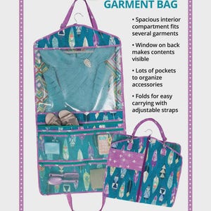 Può includere: Una borsa per abiti turchese e viola con un motivo a piume, con un interno spazioso, tasche e una finestra trasparente. La borsa si piega per un facile trasporto e ha cinghie regolabili. Il testo "Going Places GARMENT BAG" è in alto.