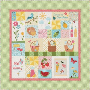 Puede incluir: Un edredón de retazos con temática de picnic. El edredón presenta varios cuadrados con ilustraciones de un pájaro azul, sol, cestas de picnic, fresas y los textos "Sippin' on Sunshine" y "Life is always a picnic with you."