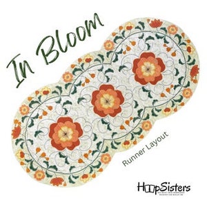 Könnte beinhalten: Ein Tischläufer-Muster mit dem Titel "In Bloom" und einem floralen Design in den Farben Orange, Gelb und Grün. Das Muster ist für ein Läufer-Layout.