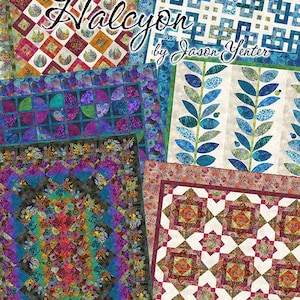 Può includere: Una collezione di trapunte colorate con vari motivi geometrici e floreali. Le trapunte presentano una gamma di colori, tra cui blu, verdi, arancioni e viola. La parola "Halcyon" è visualizzata in corsivo, con "by Jason Yenter" sotto.