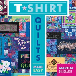 Pode incluir: Uma capa de livro com um design em forma de T azul que diz "T*SHIRT QUILTS MADE EASY" com um fundo de colcha de retalhos coloridos. O título do livro é "Martha Deleonardis".
