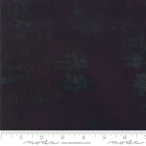 Könnte beinhalten: Ein dunkelvioletter Stoff mit einem dezenten, strukturierten Muster. Der Stoff hat einen leicht abgenutzten Look mit einem Hauch von Grau. Der Stoff wird in Zoll mit einem Lineal am unteren Rand des Bildes gemessen.