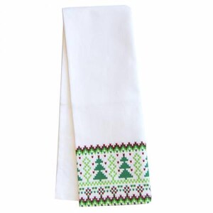 Puede incluir: Toalla de cocina blanca con un borde decorativo con árboles de Navidad verdes y patrones geométricos rojos y verdes. La toalla está doblada, mostrando el diseño.