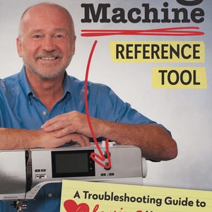 Może przedstawiać: Okładka książki przedstawiająca mężczyznę z maszyną do szycia. Tytuł brzmi "Sewing Machine Reference Tool". Zawiera również tekst "A Troubleshooting Guide to Loving Your Sewing Machine... Again!" oraz nazwisko autora.