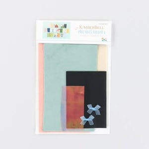 Pode incluir: Um conjunto de retalhos de tecido para acolchoar, com uma variedade de cores e padrões. O conjunto inclui um tecido azul claro, um tecido cinza escuro, um tecido pêssego, um tecido rosa claro e um tecido estampado com um esquema de cores vermelho, laranja e amarelo. O conjunto também inclui dois laços azuis.