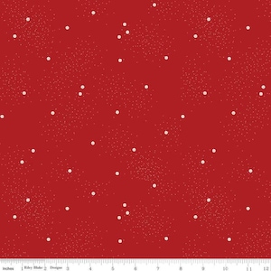 Puede incluir: Tela roja con un patrón de pequeños puntos blancos y grupos de diminutas motas blancas. La tela se mide en pulgadas, con el logotipo de Riley Blake Designs visible.