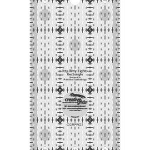 Op de afbeelding: Een transparante liniaal van plastic met een rasterpatroon en cirkels. Het is gelabeld "Itty Bitty Eight Rectangle" en "Creative Grids".