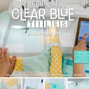 Könnte beinhalten: Nahaufnahme einer Nähmaschine mit einer Steppdecke, die genäht wird. Die Steppdecke besteht aus gelbem und grünem Stoff mit weißen Punkten. Das Bild zeigt auch einen Satz klarer blauer Quilting-Schablonen mit dem Text "Clear Blue Tiles Essentials Set" und "372 Files!" auf der Verpackung.