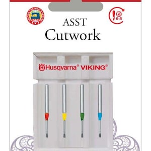 Puede incluir: Un juego de agujas de calado Husqvarna Viking. El paquete es rojo y blanco, con los logotipos de Husqvarna y Viking. El juego incluye cuatro agujas con puntas de colores: rojo, amarillo, verde y azul. El texto "FOUR NEEDLES" es visible.