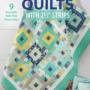 Puede incluir: Una colcha hecha con tiras de 6,35 cm de ancho en tonos de azul, verde, amarillo y blanco. La colcha se titula "Time-Saving Quilts" y presenta el texto "9 Easy Quilts Made With Precut Strips".