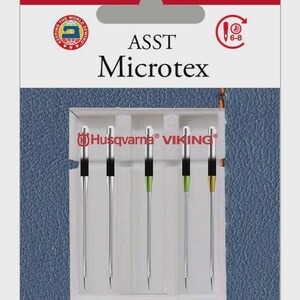 Puede incluir: Paquete de agujas para máquina de coser Husqvarna Viking ASST Microtex. El paquete es rojo y blanco con los logotipos de Husqvarna y Viking. Las agujas son plateadas con detalles en negro, verde y dorado. El paquete contiene cinco agujas.