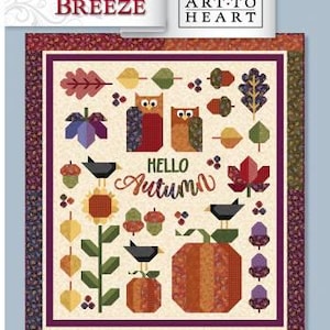 Op de afbeelding: Een herfstquilt met afbeeldingen van uilen, bladeren, eikels, zonnebloemen en pompoenen. De tekst "HELLO Autumn" is zichtbaar. De quilt heeft een bordeauxrode en bruine bloemenrand. Verkrijgbaar in vier maten, tot 203 cm x 229 cm.