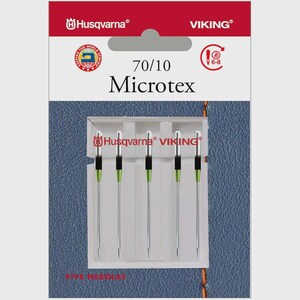 Puede incluir: Paquete de agujas para máquina de coser Husqvarna Viking Microtex, tamaño 70/10. El paquete es rojo y blanco, con los logotipos de Husqvarna y Viking. Las agujas son plateadas con detalles en negro y verde. El paquete contiene cinco agujas.