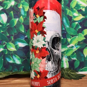 Sorta Merry Sorta Scary Becher - Goth Weihnachtsbecher - Saisonale Tasse - Geschenk für Sie - Kaffee Geschenk - Skull Holiday - Skull Santa