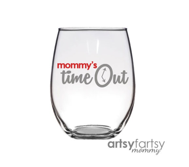 以下が含まれることがあります： 透明なガラス製のワイングラスに、「mommy's time out」という文字がグレーと赤で書かれています。文字の中に時計の文字盤が含まれています。