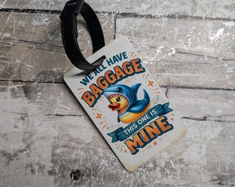 Przywieszka na bagaż z gumową kaczką - dwustronna przywieszka na bagaż z kaczką - gumowa kaczka rekin - akcesorium na rejs - prezent podróżny