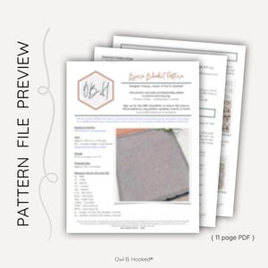 K&ouml;nnte beinhalten: Ein digitales Download-Muster f&uuml;r eine H&auml;keldecke. Das Muster ist f&uuml;r eine graue Decke mit einer strukturierten Masche. Das Muster ist 11 Seiten lang und enth&auml;lt Anweisungen f&uuml;r die Herstellung der Decke.