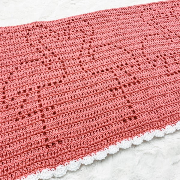 Couverture Fiona | Motif de couverture en filet au crochet | Couverture au crochet pour bébé | Couverture filet | Motif filet au crochet | Flamants roses | Animaux