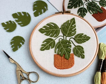 Monstera felt embroidery kit, craft kit for beginners, hoop art project, modern needlework pattern, houseplant lovers gift, DIY hobby