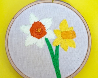 Daffodil embroidery kit, craft kit for beginners, modern needlework pattern, spring floral project, flower lovers gift, DIY hobby pack
