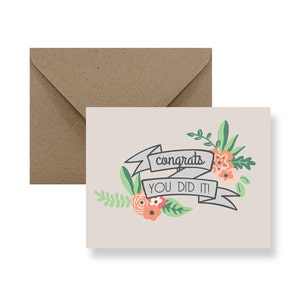 Félicitations, vous avez réussi ! Carte de voeux - carte de félicitations, carte de fleurs, carte de remise des diplômes - typographie couleur et graphique - famille d'amis