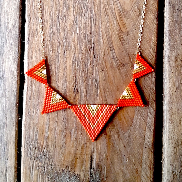 COLLIER YUKA Rouge Safran Plaqué Or 14 carats et triangles en perles Miyuki