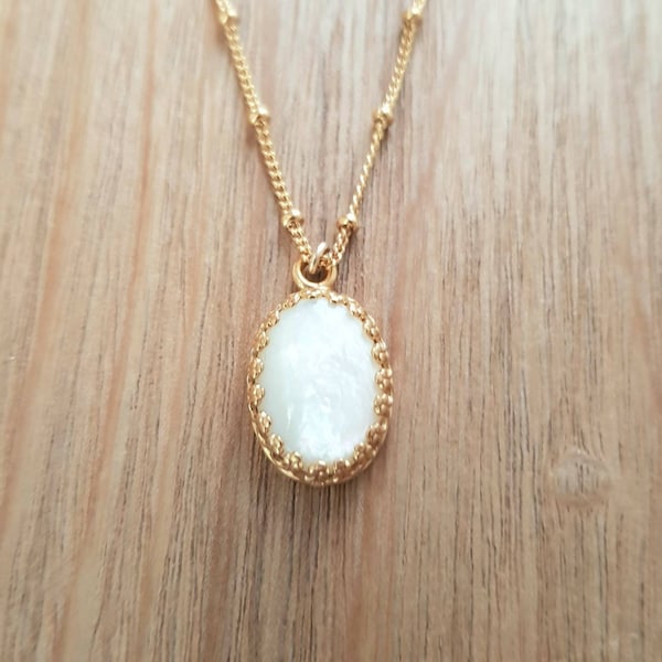 Oval Mother-of-pearl pendant necklace