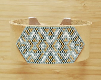 Manchette Incas Aqua en cuir et tissagede perles Miyuki, fermoir crochet plaqué Argent