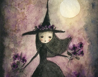 Pode incluir: Uma pintura em aquarela de uma bruxa vestindo um vestido e um chapéu pretos com uma coroa de flores roxas. Ela está segurando um buquê de flores roxas e caminhando por um campo de flores roxas sob a lua cheia.