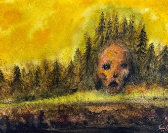 Pode incluir: Uma pintura a aquarela de uma floresta com um rosto emergindo das árvores. O rosto é pálido com olhos escuros e uma boca escura. O fundo é de cor amarelo-alaranjado.