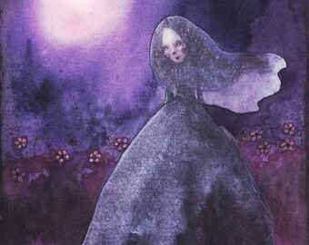 Pode incluir: Uma pintura em aquarela de uma mulher com um vestido branco fluido e véu, de pé em um campo de flores roxas sob uma lua cheia. A cena é pintada em tons de roxo e azul, criando uma atmosfera de sonho e etérea.