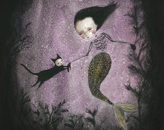 Pode incluir: Uma pintura em aquarela de uma sereia esquelética com cabelo preto comprido e cauda dourada, segurando um gato preto com uma corda. A sereia está nadando em um mar roxo escuro com algas marinhas pretas.
