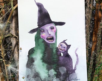 Pode incluir: Pintura em aquarela de uma bruxa com uma túnica verde e roxa e um chapéu preto. A bruxa está segurando um pequeno gato roxo com uma máscara preta.