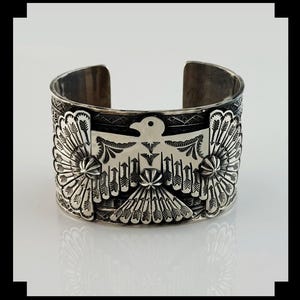 Pulsera de águila esterlina de la galardonada artista navajo Sunshine Reeves
