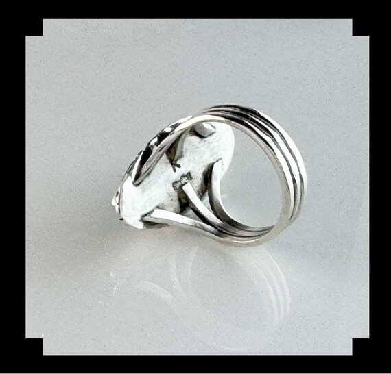 ANELLO CHEVALIER ORIZZONTALE SOURCE IN ARGENTO CON PIETRA