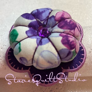 Flower Wrist Pin Cushion - Purple flowers - Violets wrist pincushion