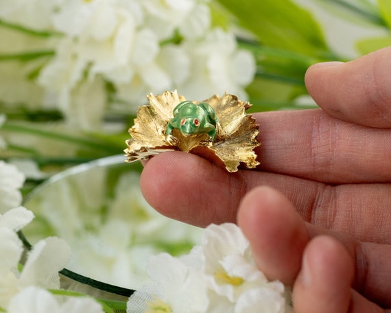 Frog and Lily Pad Brooch Pin in 14k Yellow Gold w… - image 5