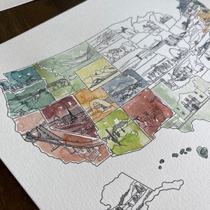 Op de afbeelding: Een aquarel schilderij van de Verenigde Staten van Amerika, verdeeld in staten, met in elke staat een herkenningspunt of symbool. Het schilderij is gemaakt in tinten groen, bruin en rood.