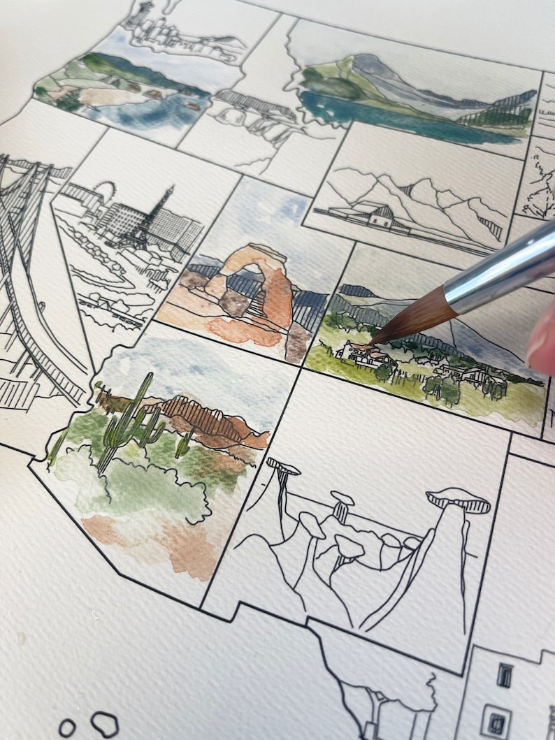 Op de afbeelding: Een aquarel schilderij van de Verenigde Staten met verschillende bezienswaardigheden in elke staat. Het schilderij is in uitvoering, sommige staten zijn al geschilderd en andere zijn nog steeds zwart omlijnd.