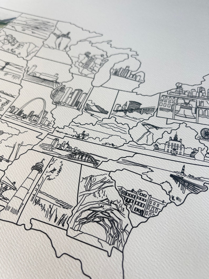 Op de afbeelding: Een zwart-witte lijntekening van een kaart van de Verenigde Staten met iconische bezienswaardigheden uit elke staat. De bezienswaardigheden zijn op een eenvoudige, gestileerde manier getekend.