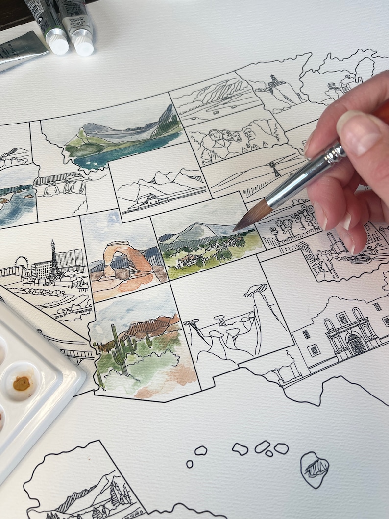 Op de afbeelding: Een aquarel schilderij van een kaart van de Verenigde Staten met verschillende bezienswaardigheden in elke staat. De kaart is verdeeld in vierkanten, en elk vierkant bevat een andere bezienswaardigheid. De bezienswaardigheden zijn getekend met zwarte inkt en vervolgens geschilderd met aquarelverf. Het schilderij is op een witte achtergrond.