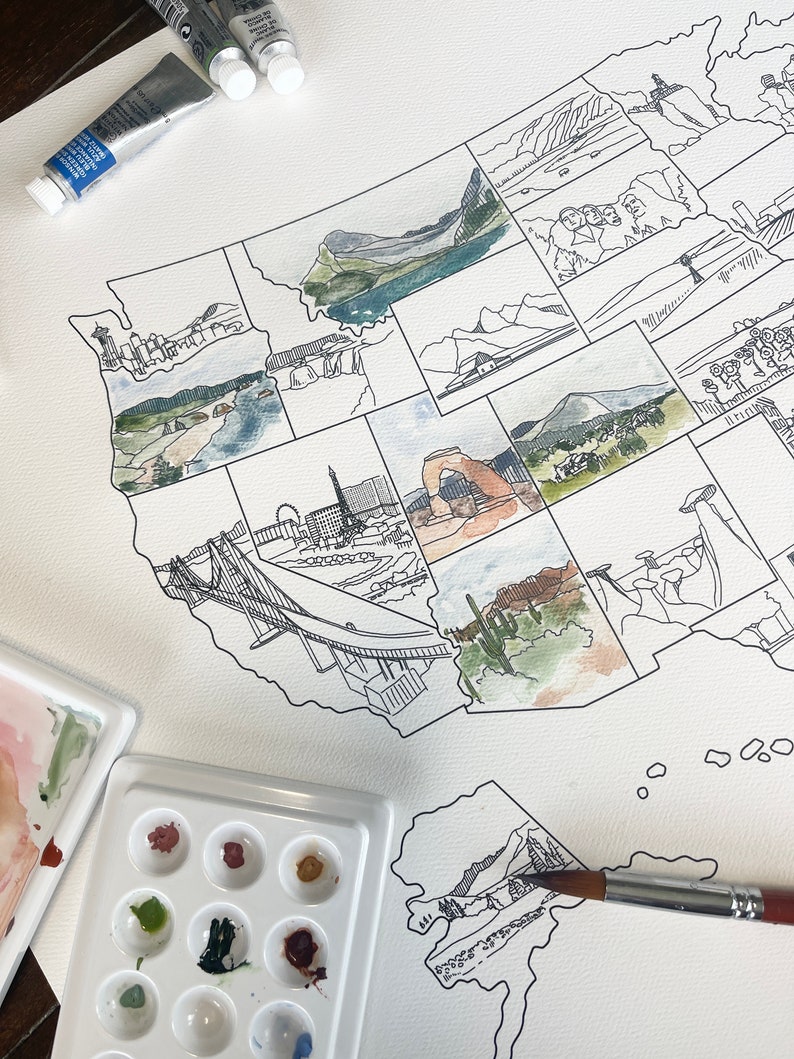 Op de afbeelding: Een aquarel schilderij van de Verenigde Staten met verschillende bezienswaardigheden in elke staat. Het schilderij is op een wit canvas en is omringd door verf tubes en een verf palet.