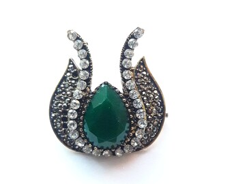 Emerald and rhinestone brooch