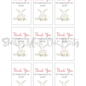 Pu&ograve; includere: Biglietti rettangolari bianchi con un'illustrazione di un coniglietto e dettagli floreali. Il testo "Thank You for hopping by my party!" &egrave; scritto in un font script, perfetti per le feste di Pasqua.