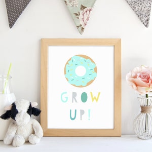 Barnrumstryck med regnbågsfärgade munkar: Donut Grow Up (digital nedladdning) bild 1