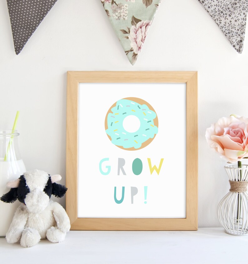 Barnrumstryck med regnbågsfärgade munkar: Donut Grow Up (digital nedladdning) bild 1