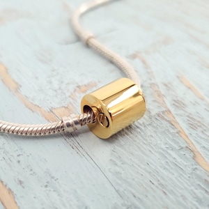 Dije de urna de cremación de acero inoxidable dorado personalizado - Joyas conmemorativas minimalistas para cenizas - Letras con nombre de diseño moderno y discreto