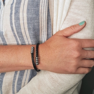 Urne Armband für Frauen aus schwarz-silberfarbenem geflochtenem Edelstahl mit personalisierter benutzerdefinierter Gravur und Geschenkverpackung Verfügbare Buchstabensymbole
