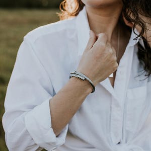 Pulseira de urna feminina em aço inoxidável hipoalergênico trançado em prata com gravura personalizada e embrulho para presente disponível com nome da letra